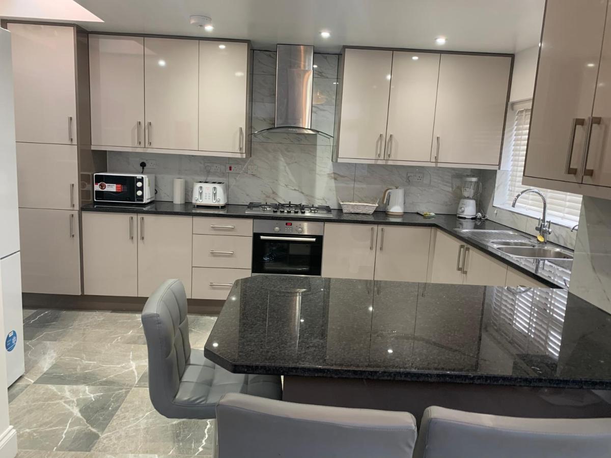 Beautiful All Room En-Suite 4 Bedrooms House , Free Parking, Wifi, Corporate, Contractors, Family Relocation, Contact Us For Long Term Rate Ilford Exterior foto