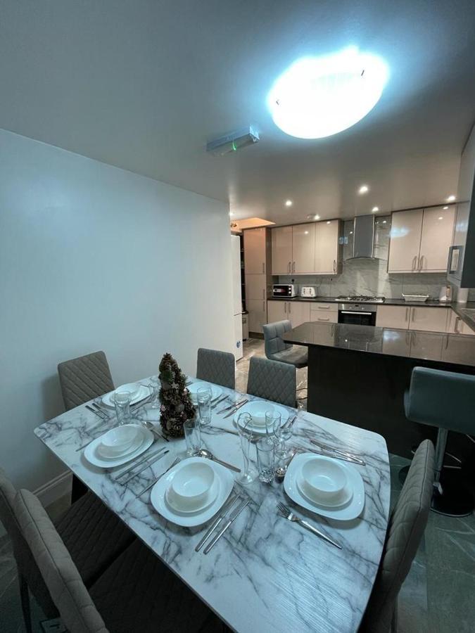 Beautiful All Room En-Suite 4 Bedrooms House , Free Parking, Wifi, Corporate, Contractors, Family Relocation, Contact Us For Long Term Rate Ilford Exterior foto